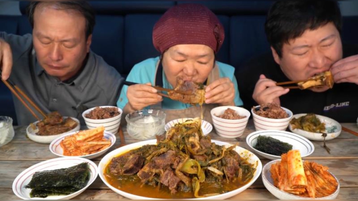 妈妈做的萝卜干炖排骨，清香的萝卜干加上肉的味道简直人间美味！
