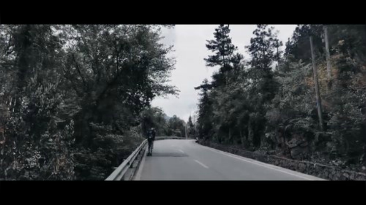 生活原本沉闷，但跑起来就会有风。