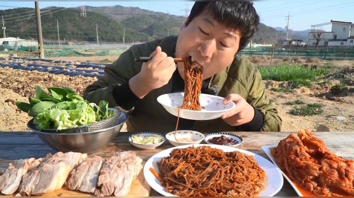 爽口甜辣的荞麦面和青菜包五花肉！好吃到根本停不下来！