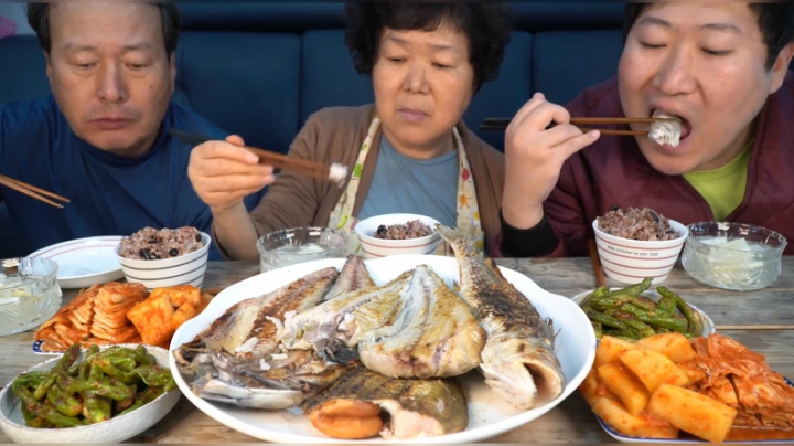 全家人一起用木炭烤各种鱼吃，每种都有不一样的风味，真是鲜美！