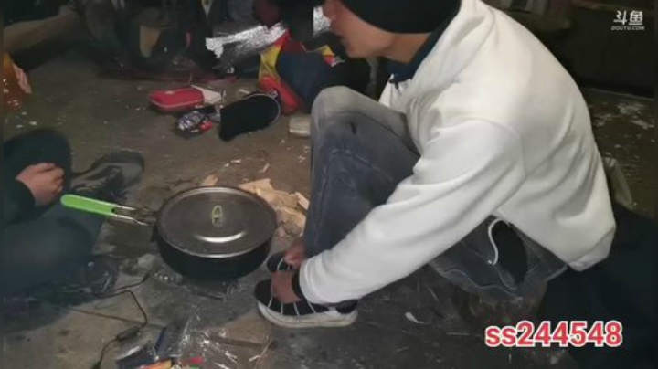 我在斗鱼看叶子户外直播户外