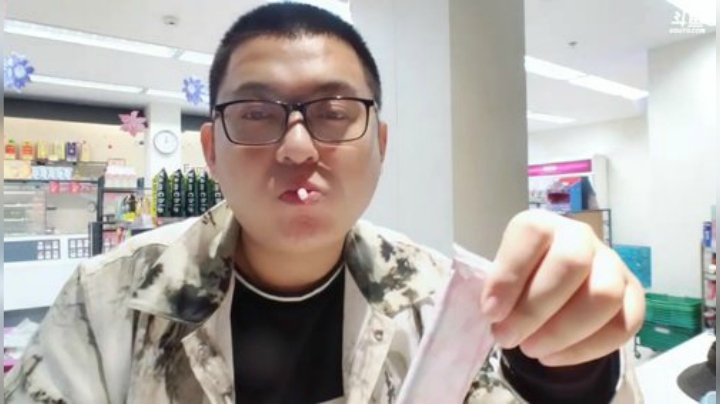 我在斗鱼看火力堂主直播户外