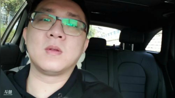 我在斗鱼看小鱼小鱼吃虾米直播户外