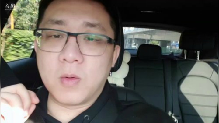 我在斗鱼看小鱼小鱼吃虾米直播户外