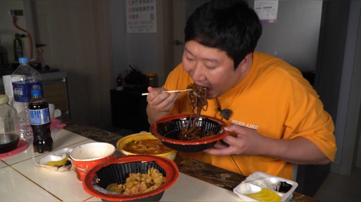 深夜背着爸妈点了份中国菜，一口都没剩，味道太赞了！