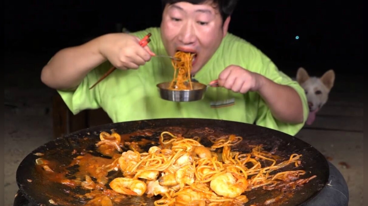 贝类+大虾+火鸡酱包组成的超级辛辣海鲜面，吃一口根本停不下来