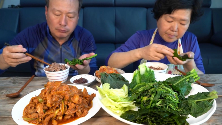 爸爸妈妈吃菜包肉组合，各种蔬菜裹着猪肉满口塞，吃得好开心！