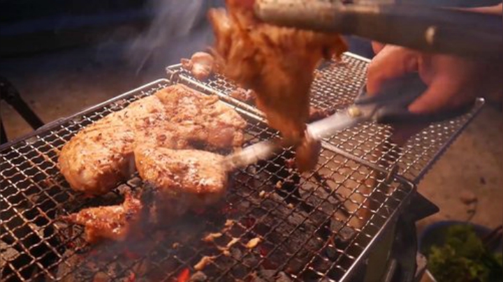 妈妈第一次来尝试木炭烤鸡肉，做得非常成功，太好吃了！