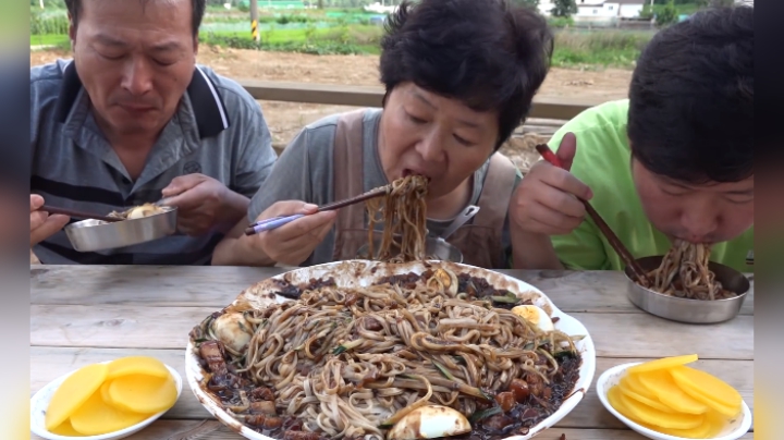 用炸酱粉和猪前腿肉当作炸酱面的作料，拌成的面吃起来太筋道！