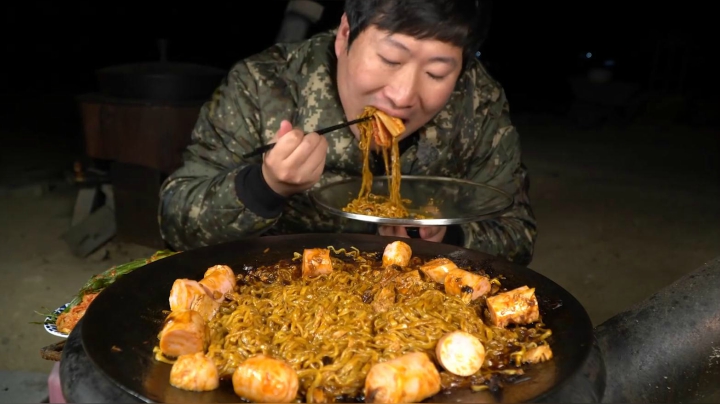尝试做参军时常吃的拉面，连放两罐金枪鱼，吃起来味道大不同！