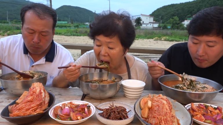 妈妈用大锅煮的辣鸡汤，将煲好的米饭浸入辣鸡汤内，太美味了！