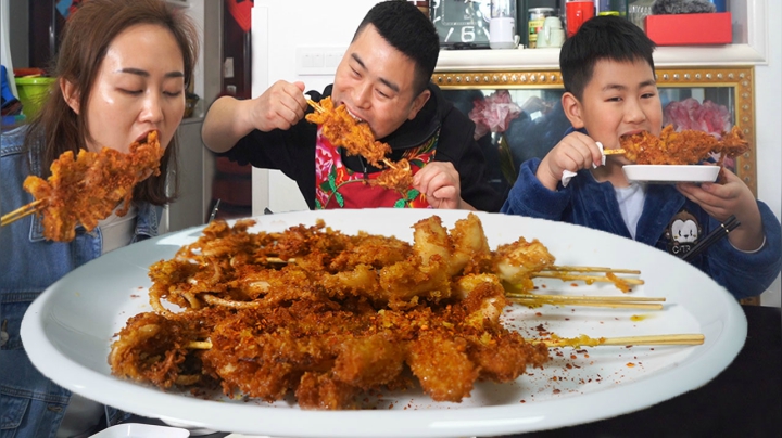 超小厨下雨天烧烤,五花肉韭菜配土豆一次100串,老爸幺叔吃过