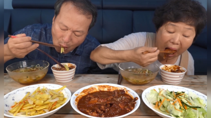 辣炒小章鱼+炒土豆+冷黄瓜汤，浇上红辣椒酱，爸妈吃得津津有味