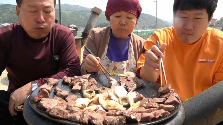 全家人一起吃烤牛里脊肉，和蘑菇搭配肉质更嫩，满满一锅都不够吃