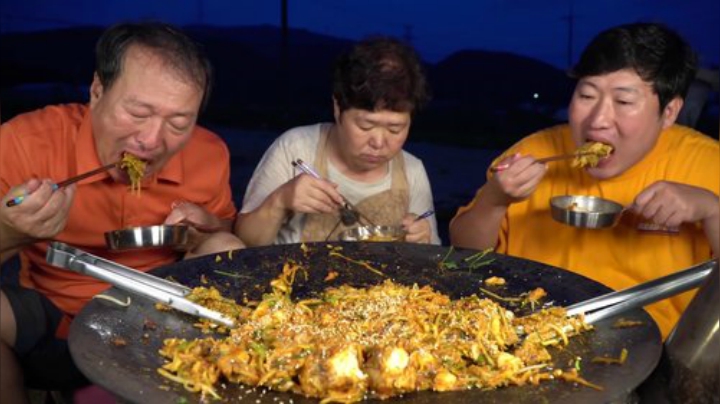 将鳕鱼煮成汤汁,添加土豆淀粉和糯米粉，黏糊的炖鳕鱼就做好啦!