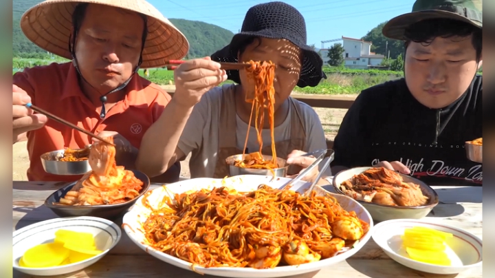 自制辣椒酱拌上四种不同口味的粉，健康美味的辣味面条就做好了！