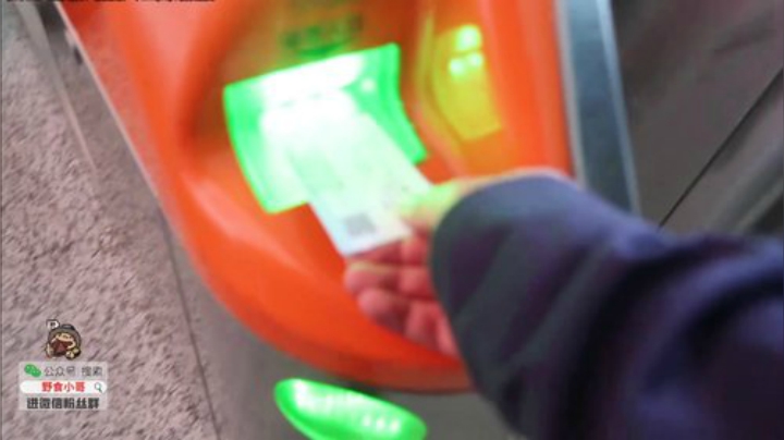 我在斗鱼看野食小哥直播美食