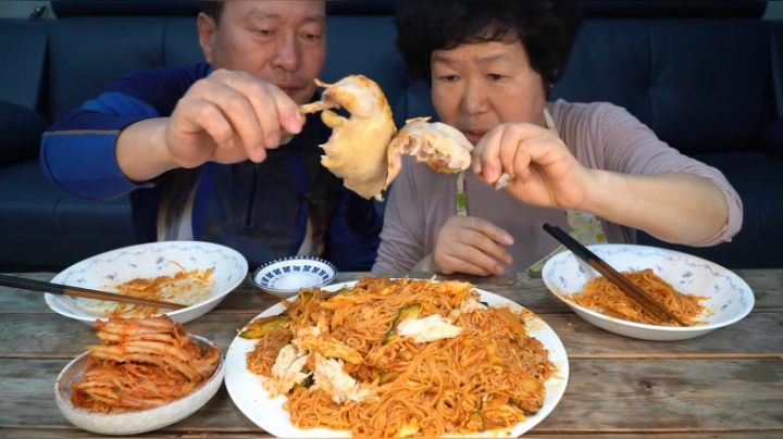 爸爸妈妈吃鸡肉和面条，手撕鸡肉和面条拌一下，新搭配好味道！