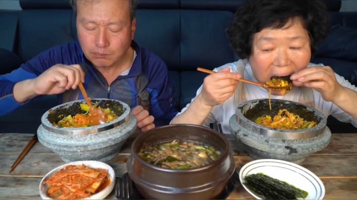 爸爸妈妈吃石锅拌饭，配上泡菜和海苔一起吃，画面太幸福了！