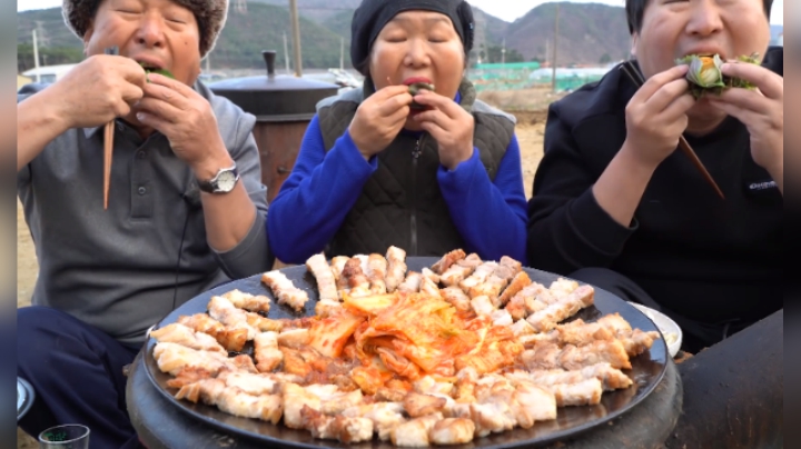 烤五花肉配上泡菜，再倒入煮熟的米饭，这简直就是最完美的搭配！