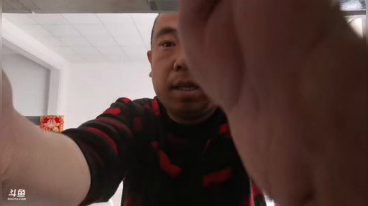 我在斗鱼看主播小黑亮亮直播美食