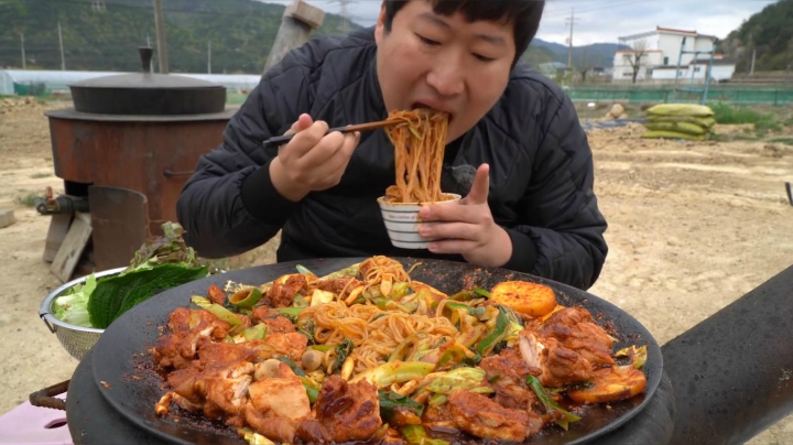 一人享用香辣炸鸡肉和耐嚼面条，再搭配些蔬菜乱锅炖，太棒了！