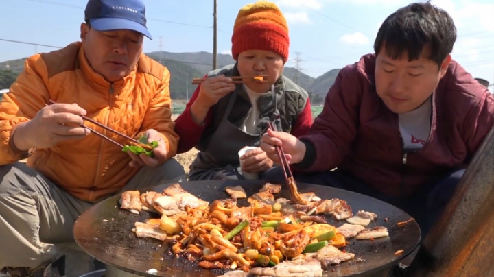 全家人一起吃老式冻肉，和蔬菜一起烤，荤素搭配吃得津津有味！
