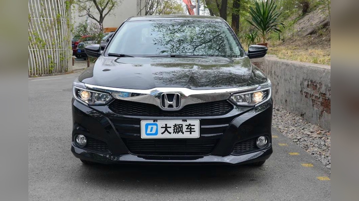 身子挺大脚太小，江湖人称“小雅阁”
