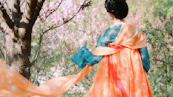 别的女孩可以是小熊软糖
 可以是天线宝宝 
可以是快乐的源泉