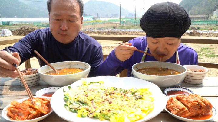 爸爸妈妈吃香辣鸡肉汤，海鲜和葱煎饼以及泡菜，丰盛到流口水！