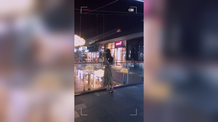 我想要喝点小酒，穿着小裙子，在吹着风的夜晚，晃悠晃悠的扑进你