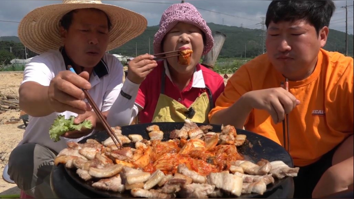 烤五花肉和泡菜果然是最佳搭档，生菜包住，大口吃太爽了！