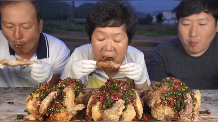 人手一只的辣味炸鸡，配上啤酒可乐，今天的美食实在是太棒了！
