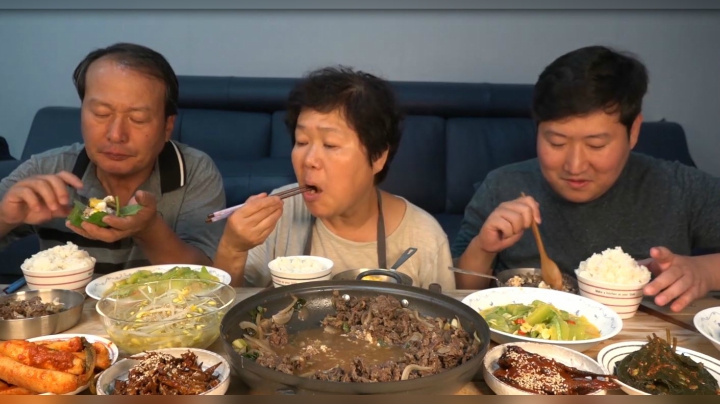自家院里种的小南瓜，口感软糯，爸爸吃了一盆！