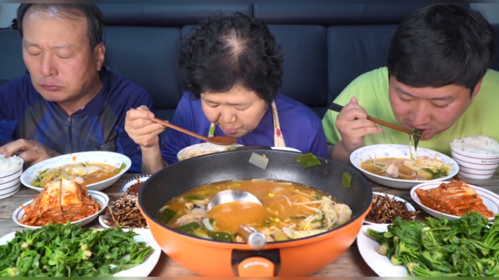 春季特有美食刺楸配上香浓爽口的辣明太鱼汤，这个搭配太完美了！