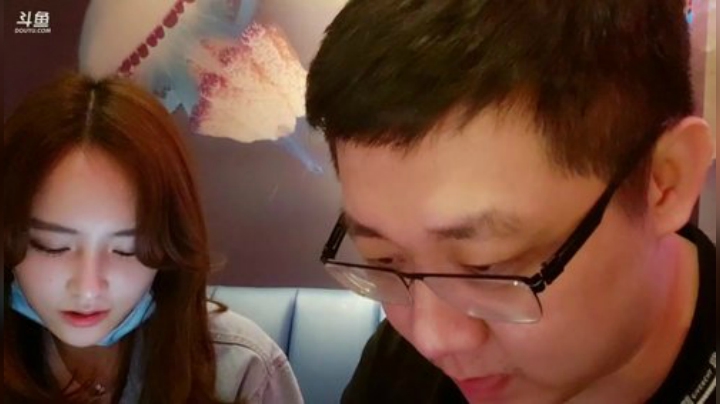 我在斗鱼看小鱼小鱼吃虾米直播户外