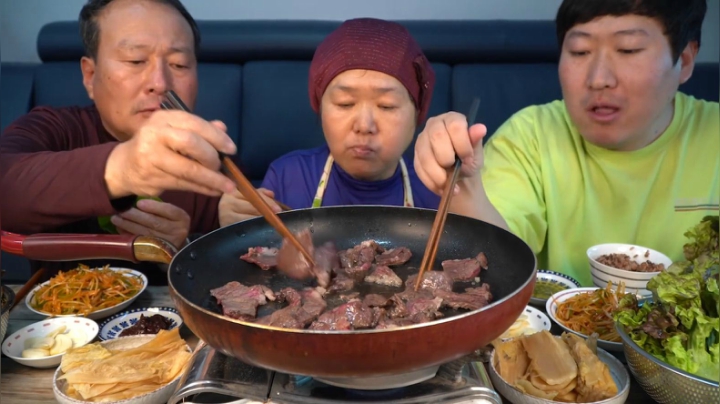 全家人一起吃韩国烤牛肉，肉质超嫩，用蔬菜叶卷着吃才馋人！