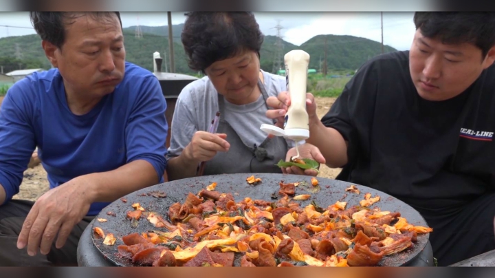 超多蔬菜的炒牛肚，一勺菜再配一口蛋黄酱，太满足了！