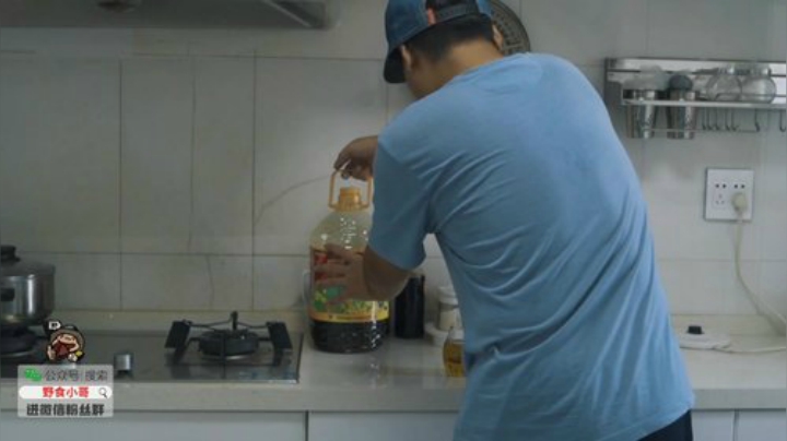 我在斗鱼看野食小哥直播美食