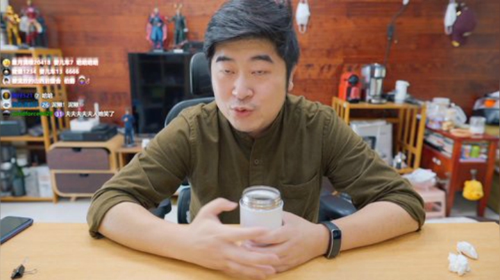 我在斗鱼看雪纳瑞三口之家直播美食