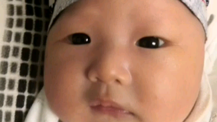 这孩子眼睛手指怎么晃只看前面