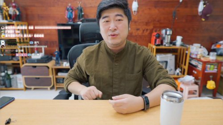 我在斗鱼看雪纳瑞三口之家直播美食