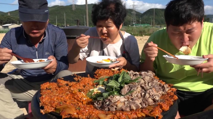 我做的牛肉泡菜炒饭，甚得父母喜爱！好吃到忍不住最后刮刮锅底！