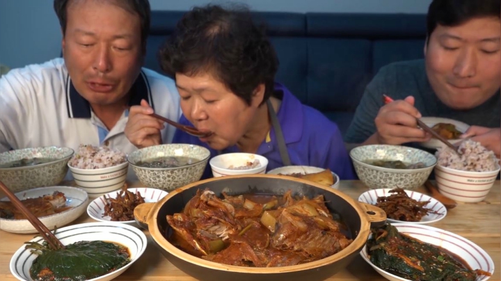 一口滑嫩的鱼肉配一口浓浓的海带汤，滋味美极了！