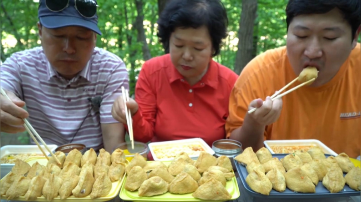 春游时享用油豆腐寿司还有拉面，配上泡菜和黄萝卜别提多美味了！