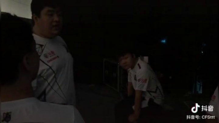 打完第一局中场休息讨论中，下一局继续加油。#cf