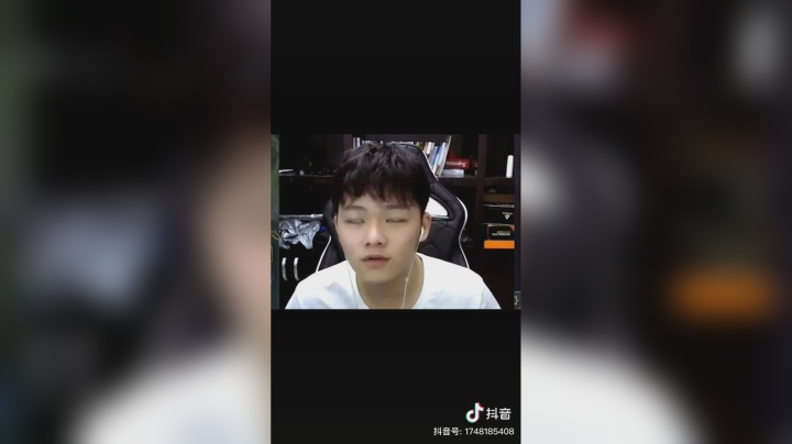 看上去有点呆呆的亚子