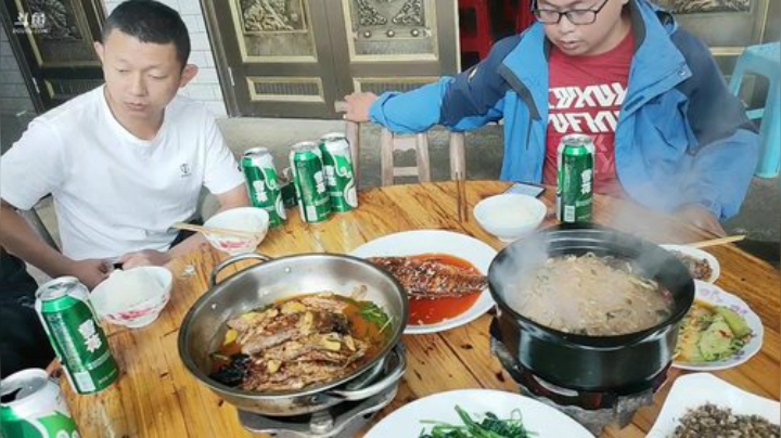 采摘山胡椒做山胡椒油。 2020-05-07 14点场