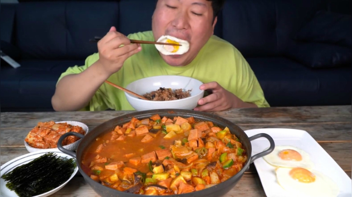 享用妈妈做的辣酱汤，配上午餐肉、煎鸡蛋和泡菜一起吃，超享受！
