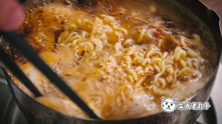 老丸子深夜泡面S04E01 老坛酸菜牛肉面